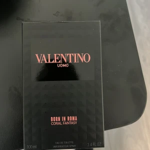 Valentino Uomo Born In Roma Coral - Valentino Uomo Born In Roma Coral Fantasy är en eau de toilette för män. Flaskan rymmer 100 ml och kommer i en snygg svart förpackning med korallfärgade detaljer. Doften är modern och exklusiv, perfekt för dig som vill sticka ut.