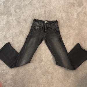 Svarta jeans från Gina Tricot, stl 152 - Snygga svarta jeans från Gina Tricot i storlek 152. Jeansen har en klassisk femficksdesign med coola slitningar och kontrastsömmar. Modellen är straight med normal passform och tillverkad i mjukt bomullsmaterial. Perfekt för dig som gillar en avslappnad och stilren look.