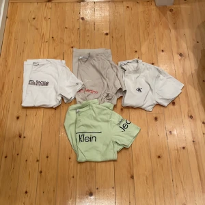 Calvin Klein t-shirt pack - De två vita och den gröna e i xs som funkar om du e 155- 165 och den beaha e s s de funkar om du e 165-175  75 kr styck priset kan diskuteras Fyra snygga t-shirts från Calvin Klein i olika färger: vit, beige och ljusgrön. Alla har korta ärmar och tryckt logga på bröstet eller ärmen. Perfekt för dig som gillar cleana och stilrena plagg med tydlig branding. Materialet är mjuk bomull som känns skönt mot huden. 