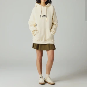 Taylor Swift Eras Tour hoodie i beige - Taylor swift eras tour merch! Säljer då den inte kommer till användning. Aldrig använd! Storlek S men väldigt oversized!