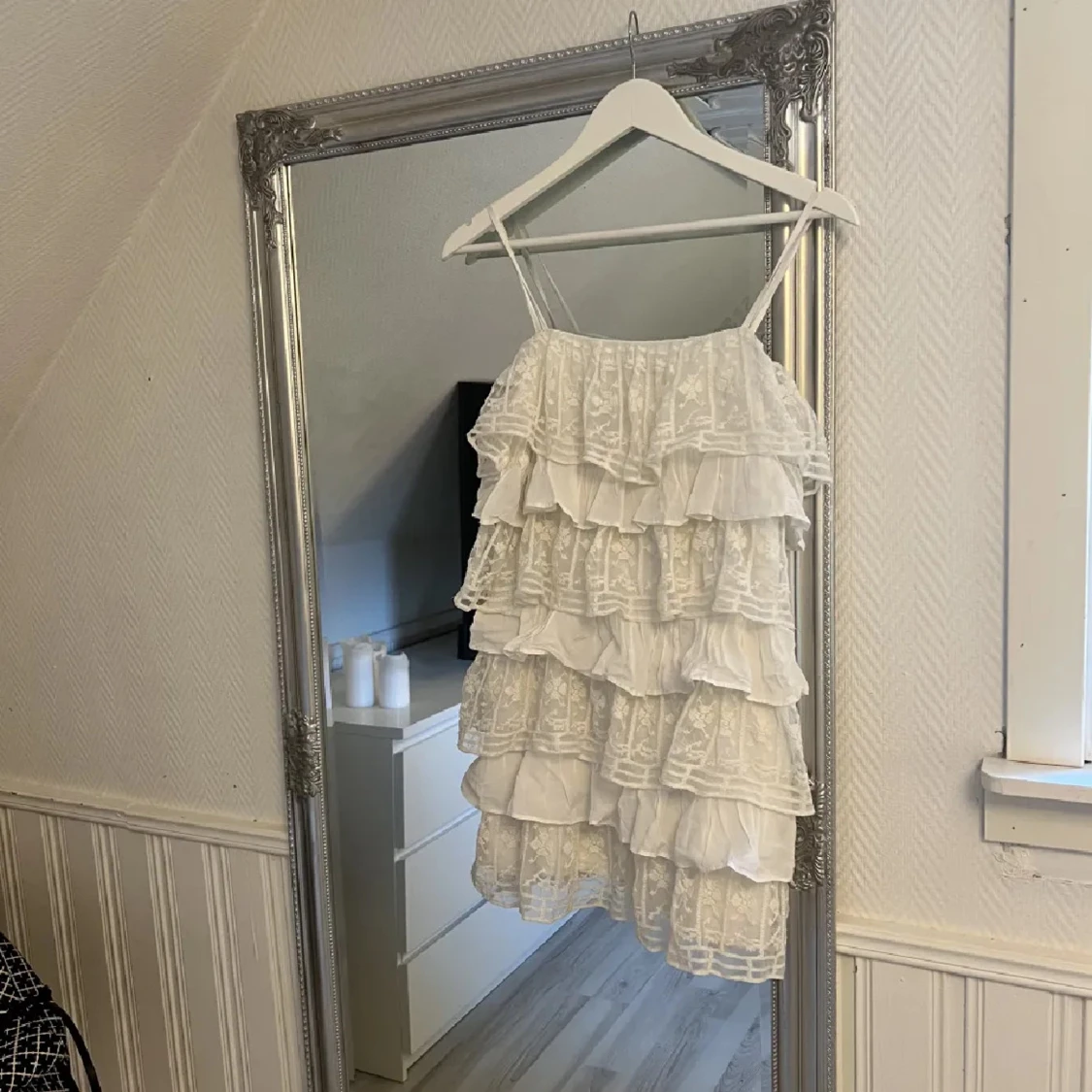 Vit volangklänning  - 1