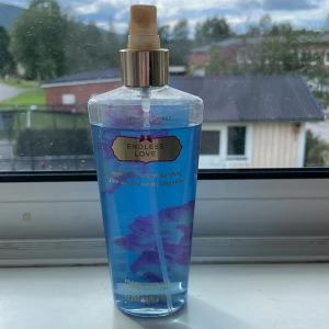 Victoria's Secret parfymmist duo - Två Victoria secret parfymer. Saknar tyvärr kork. Båda rymmer 250 ml men lite mindre nu eftersom dom är använda. Säljer dom för 60kr st