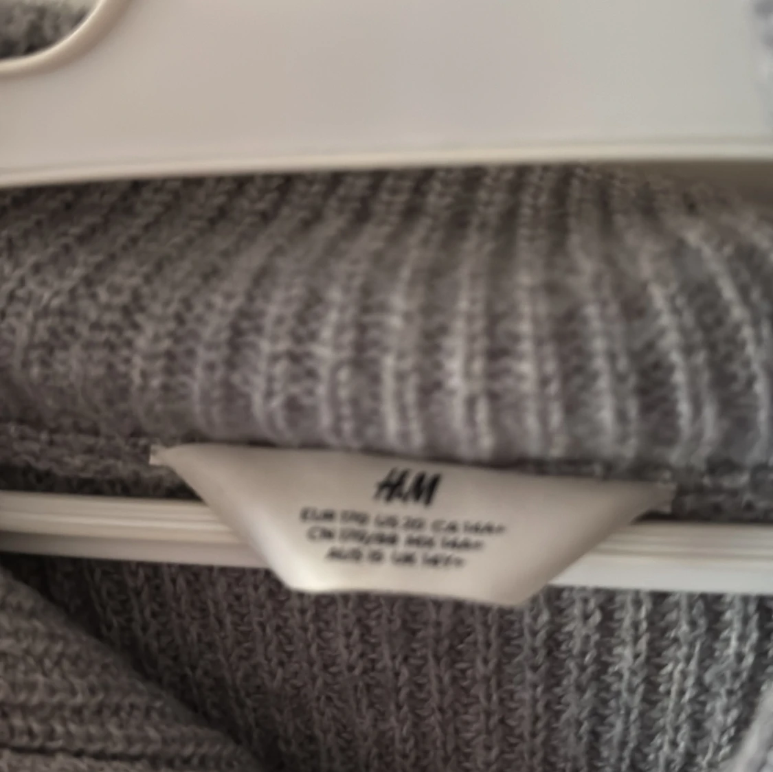 Grå stickad hoodie från H&M - 2