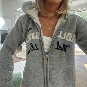 Hollister zip - En zip från Hollister i storlek S. Tröjan bedöms vara använd men i mycket fint skick. Jag skickar inom 24h. Se liknande zip i min profil! E79
