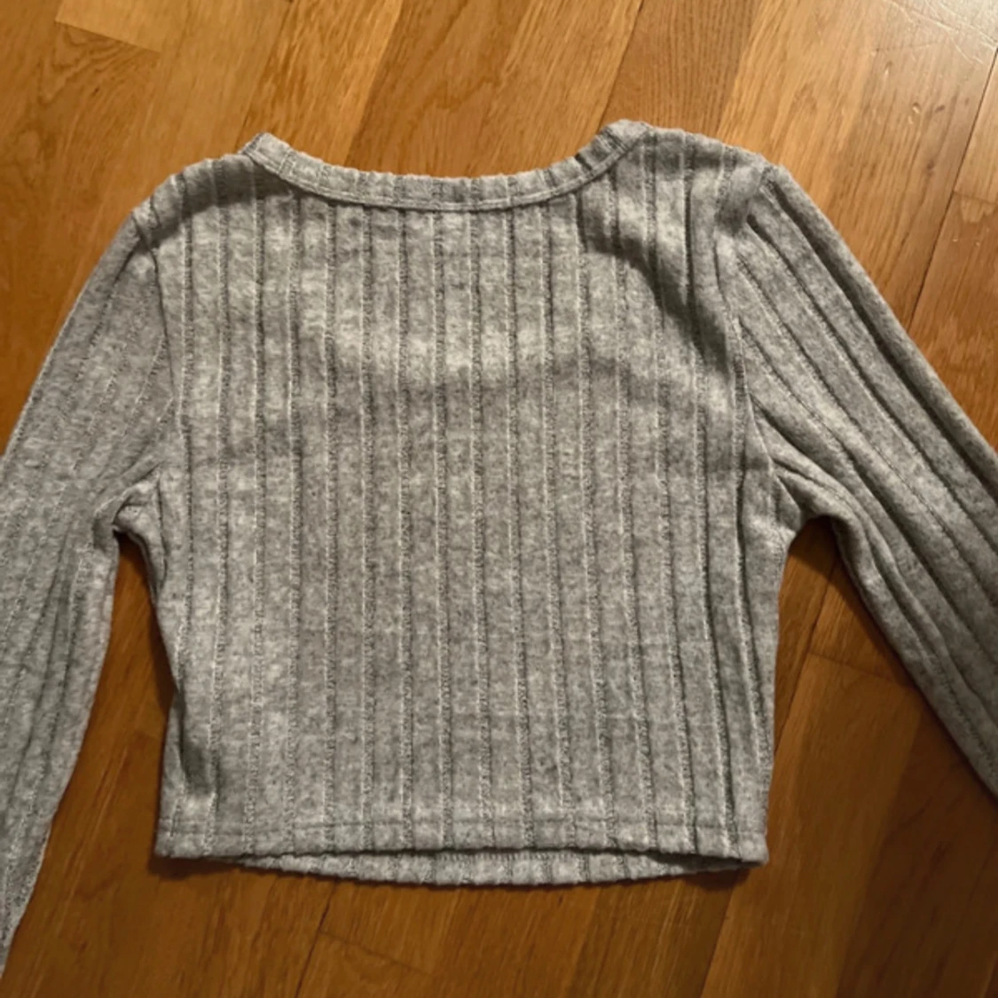Grå croppad ribbad tröja från SHEIN - 3