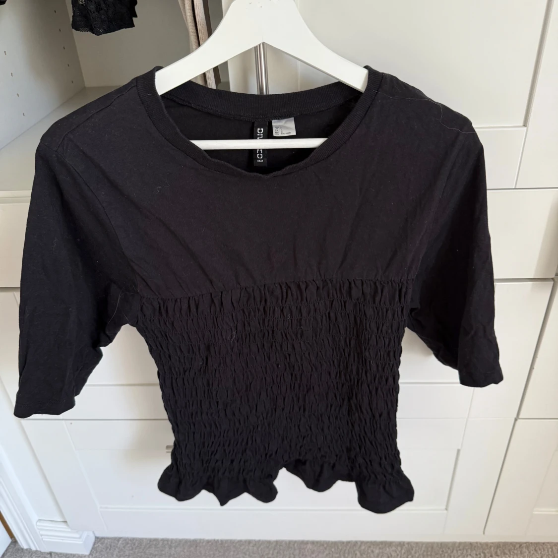 Svart smockad topp från Divided