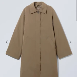 brun/mörkgrön  jacka med krage - Snygg jacka med klassisk krage och diskret knappstängning. Perfekt till hösten & vintern. Jackan har två fickor framtill och ett quiltat foder som ger extra värme. Använt bara en gång. 🍂 Nypris 1300kr från weekday. 