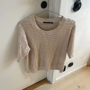 Stickad tröja  - Säljer en jättefin beige tröja i fint material då den inte kommer till användning 🤍