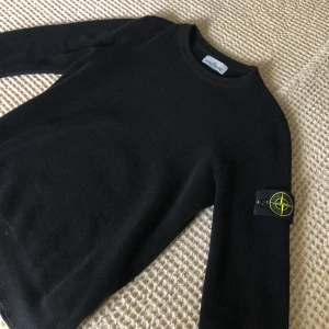 Stone island tröja - Stone island tröja i storlek S, använd ett par gånger och inga defekter syns, är som ny. Hör gärna av er för mer frågor! Skickas inom samma dag
