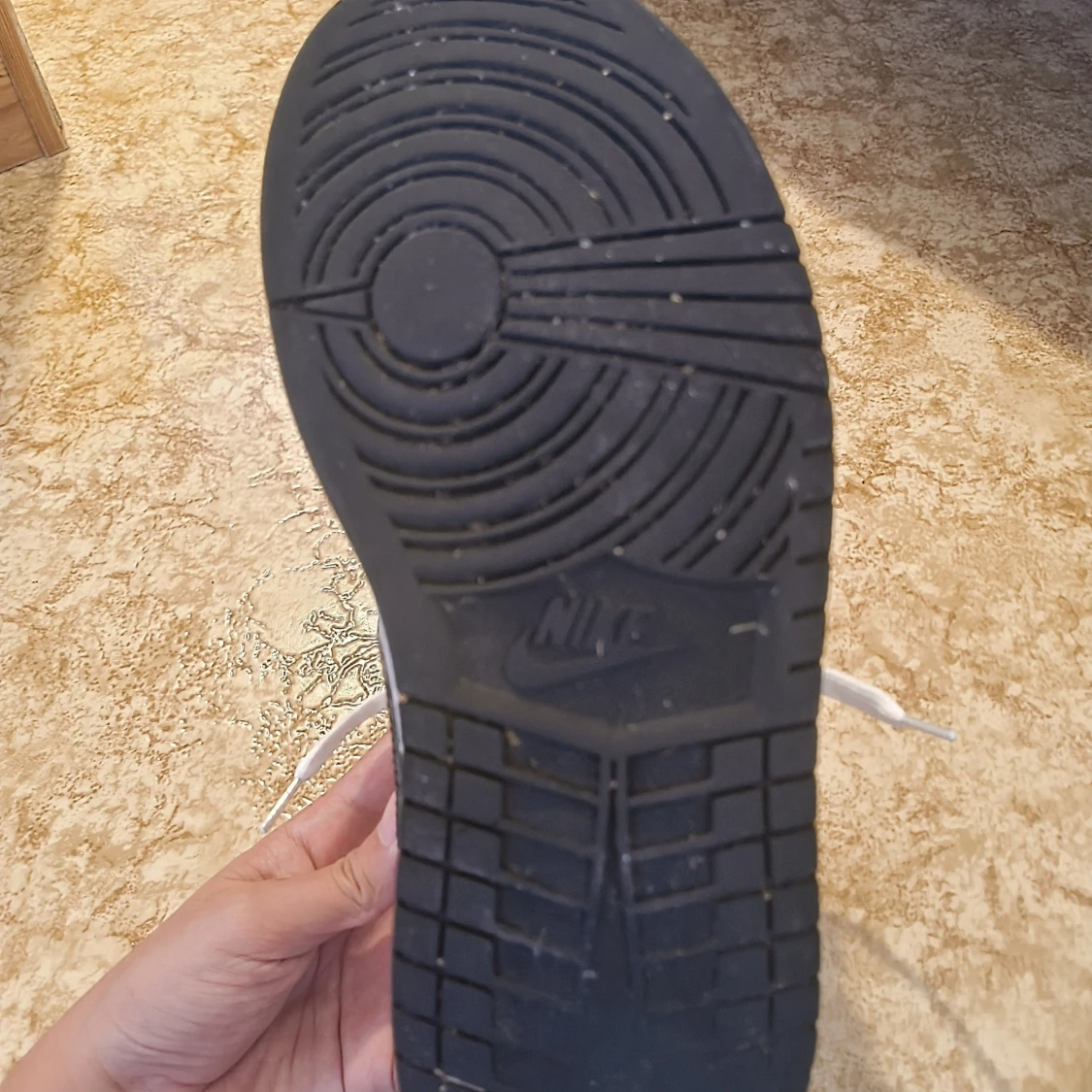 Nike Air Jordan 1 grå och vita sneakers - 3