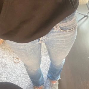 Blåa jeans från Bershka - Jag säljer ett par blåa jeans från Bershka som jag köpte här på plick men dom är lite för korta i benen så jag tänker sälja vidare dom 🤍 Dom har hål i knäna och som man ser på bild 2 har den lossnat på ena sidan men inget jag tycker märks av 💋