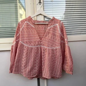 Zara korallrosa blus - Världens sötaste blus ifrån Zara i en korallrosafärg med vita detaljer💓 Den är i storlek L men passar även mindre då den är lite kort i modellen😇💓 Den är i bra skick men har en liten fläck som du ser på bild 4💓