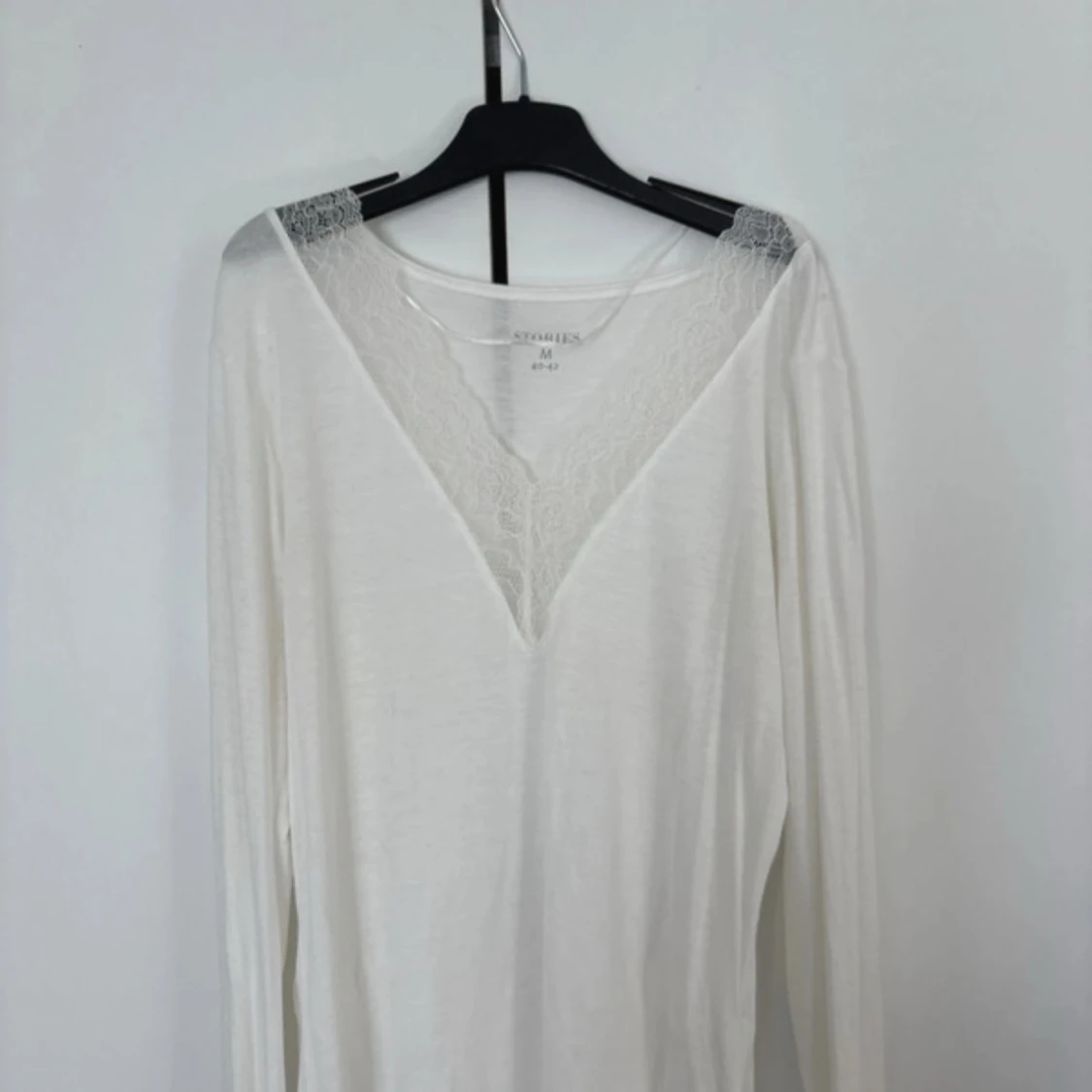 Vit långärmad blus med spets från Stories