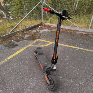 Kukirin G2 - Kugoo Kukirin G2 – El-scooter Säljer min pålitliga el-scooter som rullar på riktigt bra. Den har använts en del men är fortfarande i fullt fungerande skick.  • Toppfart: ca 45 km/h (har fått upp den till runt 57 km/h i luften  • Stabil och kraftfull motor.  • Batteriet håller bra  • Har gått drygt 180 mil totalt.  Inget kvitto eller originalkartong tyvärr. Finns för upphämtning i Alby.  Pris: 4500kr, nypris 5900kr