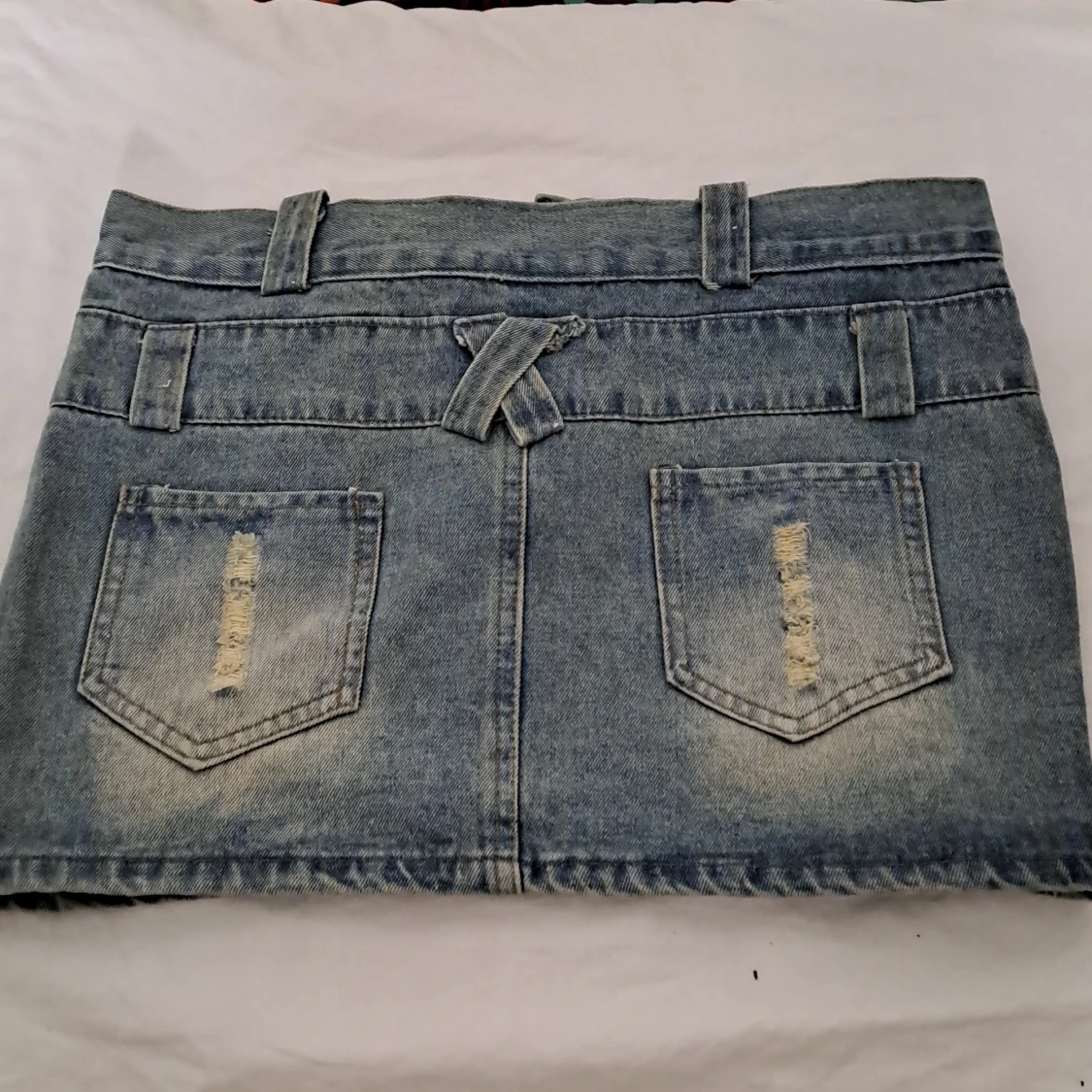 Lite ljusare blå medellång jeans kjol - 1