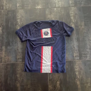 Psg tröja - Riktig fet fotbolls tröja som sitter riktigt bra och alltid passar 