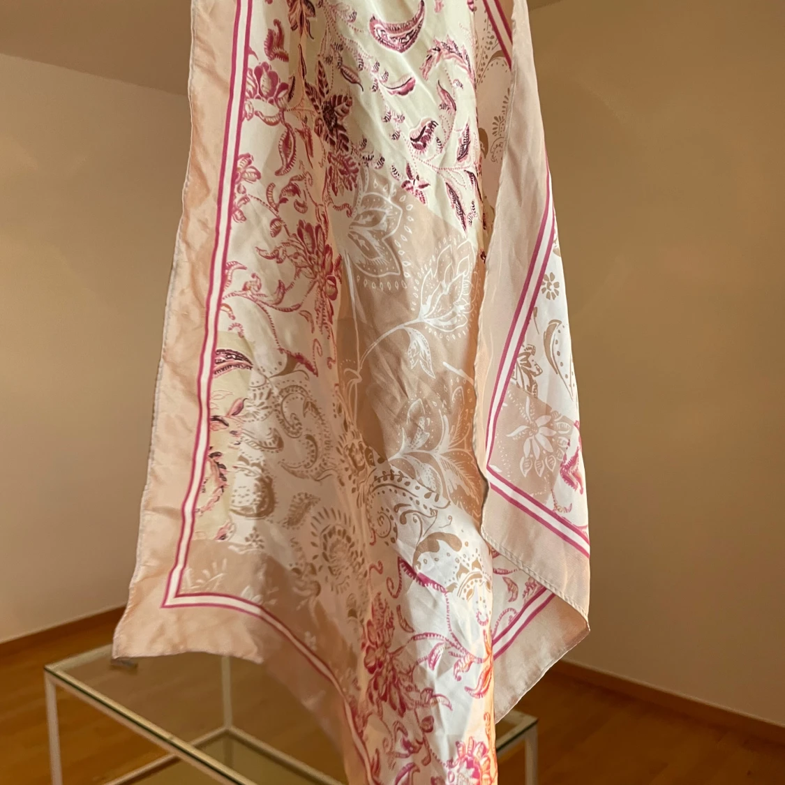 Beige och rosa blommig sjal - 2