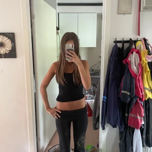 Svarta yoga pants 146/152 - Säljer en svart croppad linnetopp från Good Vriends i storlek 146/152. Toppen är ärmlös med smala axelband och har en enkel, stilren design som passar perfekt till jeans eller kjol. Materialet är mjukt och skönt, troligen bomull eller polyester.