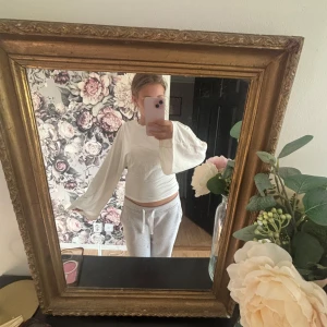 Två basic tröjor med tajt midja  - Säljer två par tröjor som sitter åt vid midjan som kommer från lager 157. Har inte kommit till användning nån gång. Man kan både köpa dom ihop eller separata. Separat kostar den 50kr.