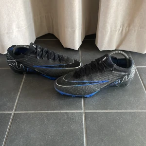 Nike Mercurial  - Tja! Säljer dessa Nike Air Mercurial Vapor 15. Säljer pågrund av för små. Storlek 41 26cm. Nypris ligger runt 2500kr men säljer nu för endast för 549kr. Tveka inte hör av er vid minsta lilla fundering! 