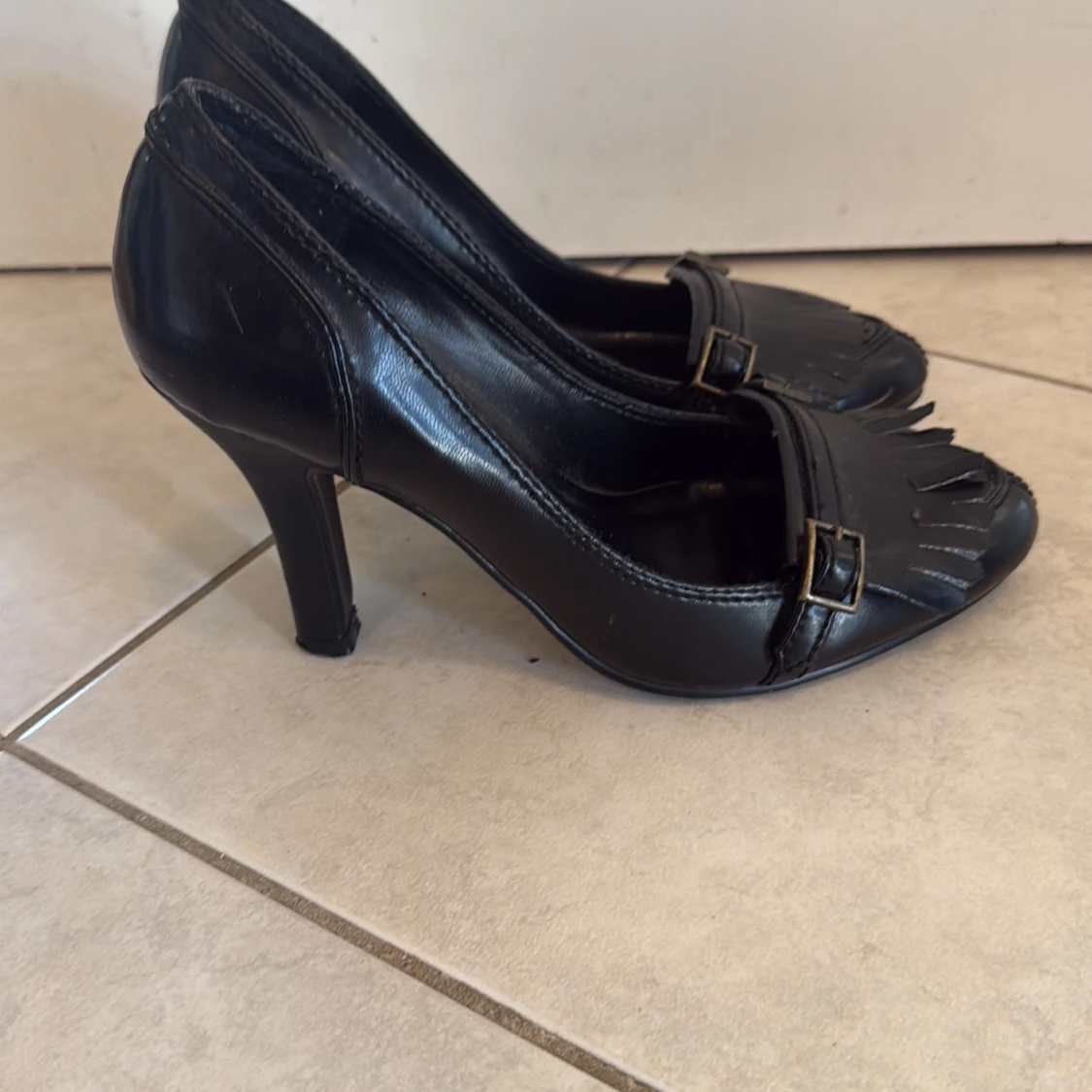 Svarta pumps med fransdetalj stl 38 - 1