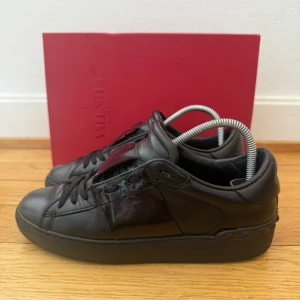 Valentino open sneakers - Säljer nu dessa fina valentino open skor | Fint skick | Storlek 36 | Kommer med box och även kvitto | Hör gärna av er vid frågor eller funderingar 