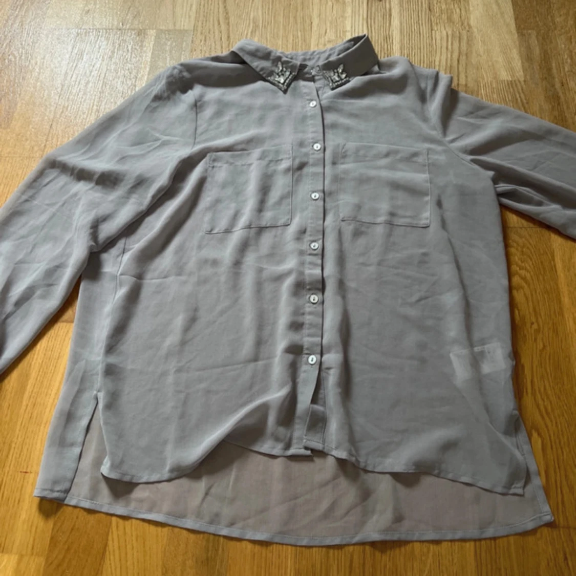 Grå blus med pärldetaljer från H&M