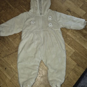 Overall 68 - Mycket fin beige overall med fötter. 