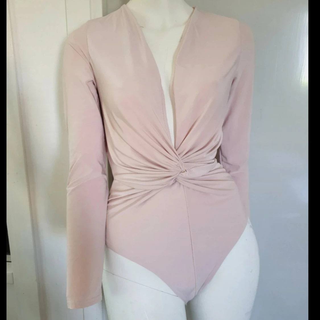 Ljusrosa omlott bodysuit med twist