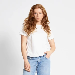 2st Vit basic t-shirt i bomull - En klassisk vit t-shirt med rund hals och korta ärmar. Modellen är rak och har en normal passform som funkar till jeans eller shorts. Tillverkad i mjuk bomull som känns skön mot huden. Perfekt för dig som gillar enkel och clean stil.  