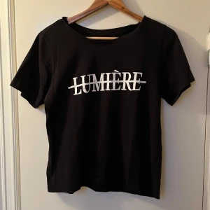 Svart t-shirt - Svart t-shirt med tryck i storlek S från Etirel, fint skick