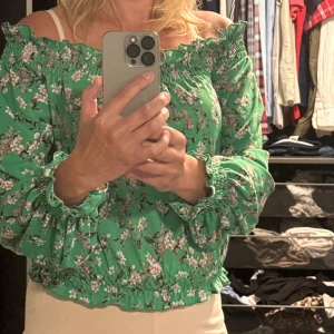 Blommig romantisk top - Blommig romantisk top Gina Tricot passar s/m