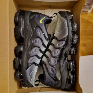 Oanvända Nike Vapormax Plus EU44.5  - Helt nya i original låda. Storlek 44.5.  Sista pris 2500 kr. Kvitto finns OBS! Jag accepterar inte byten eller bud under utropspriset. Skickas spårbart och försäkrat. 