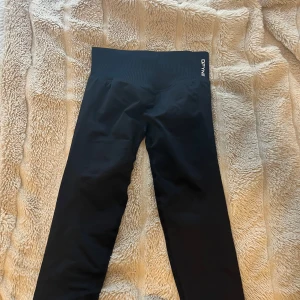 Svarta impact leggings från DFYNE XS - Säljer ett par svarta DFYNE Impact leggings i storlek XS. Beställde i fel storlek så har aldrig ens haft på mig de. 