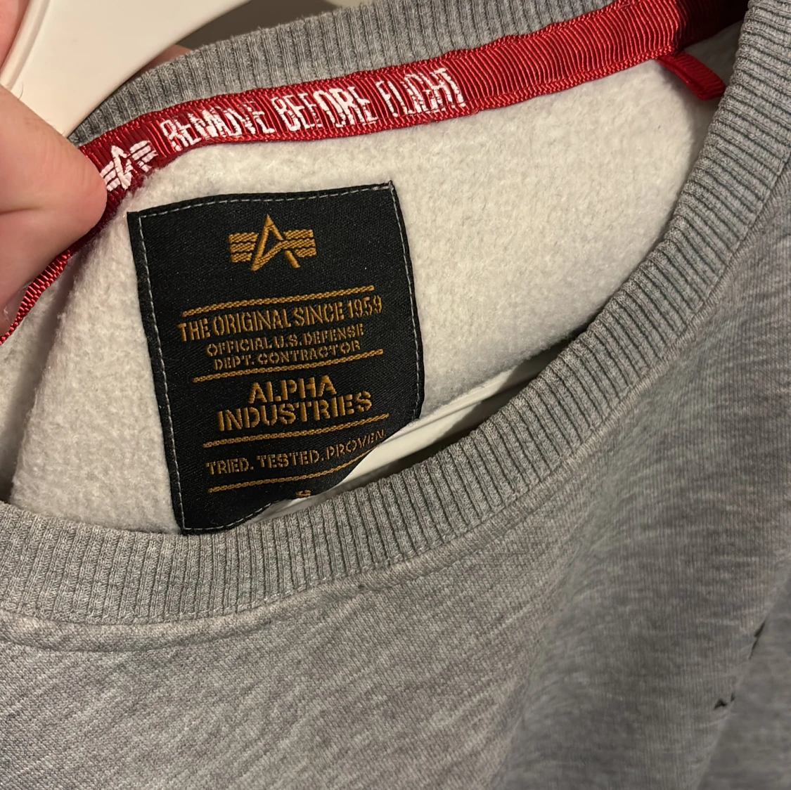 Grå sweatshirt från Alpha Industries - 2