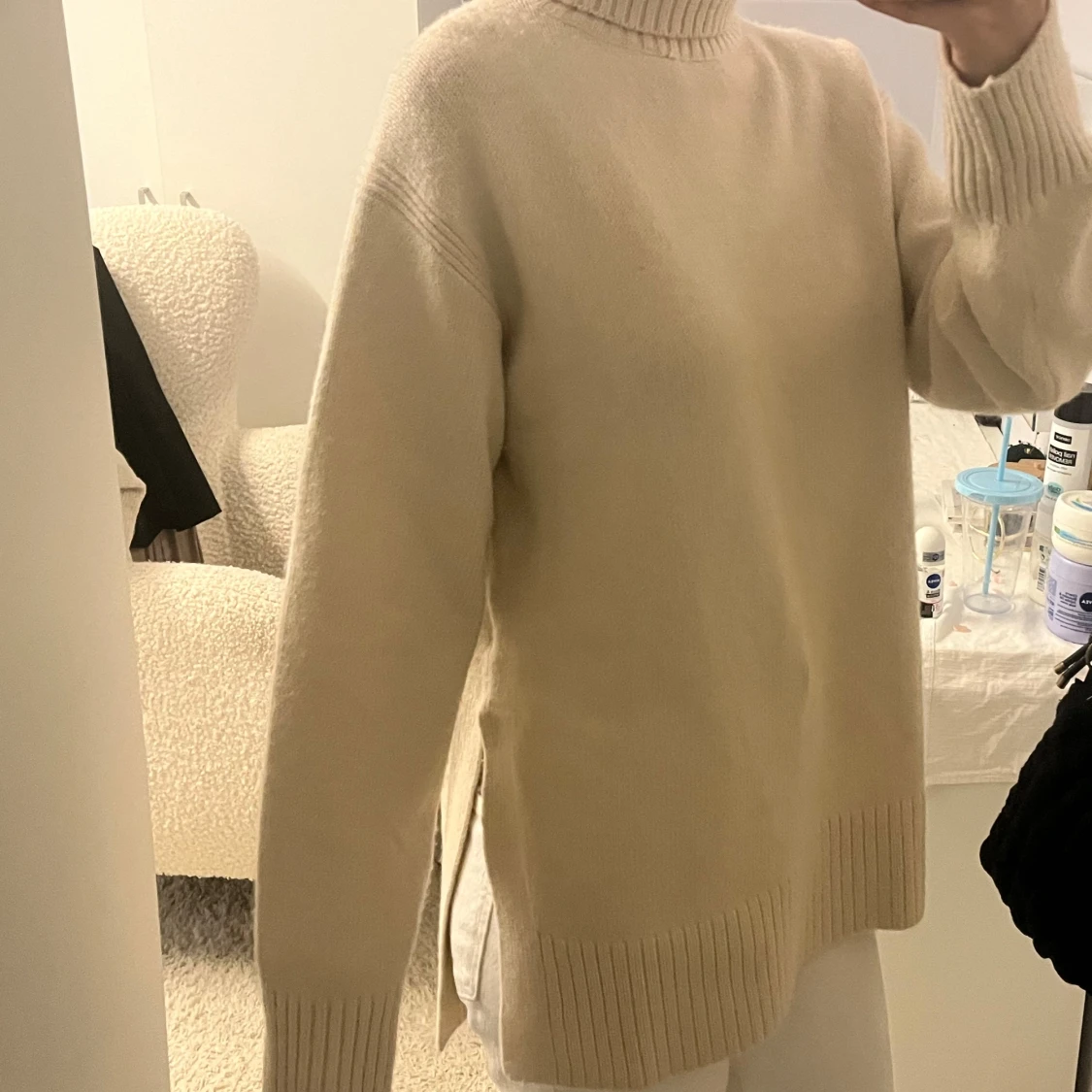 Beige stickad polotröja med slits - 1