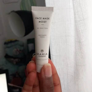 Face Mask Moist från Maria Åkerberg - Fuktgivande ansiktsmask i vit tub från Maria Åkerberg, passar alla hudtyper. Innehåller eteriska oljor av mandarin och neroli som gör huden mjuk och smidig. Tuben är smidig att ta med och har svart text på framsidan och baksidan.