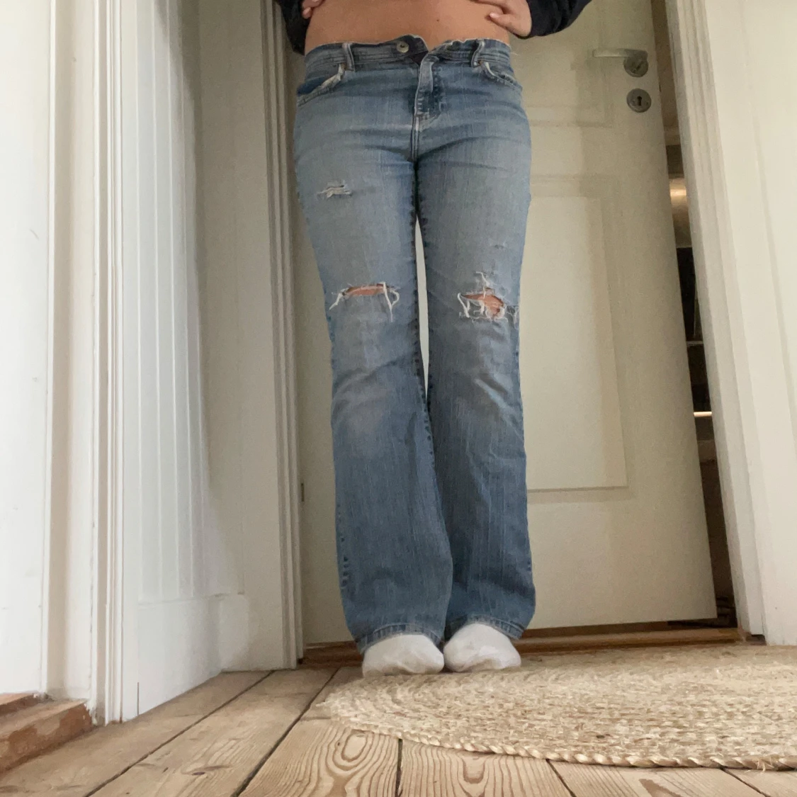 Vintage Blå bootcut jeans med slitningar