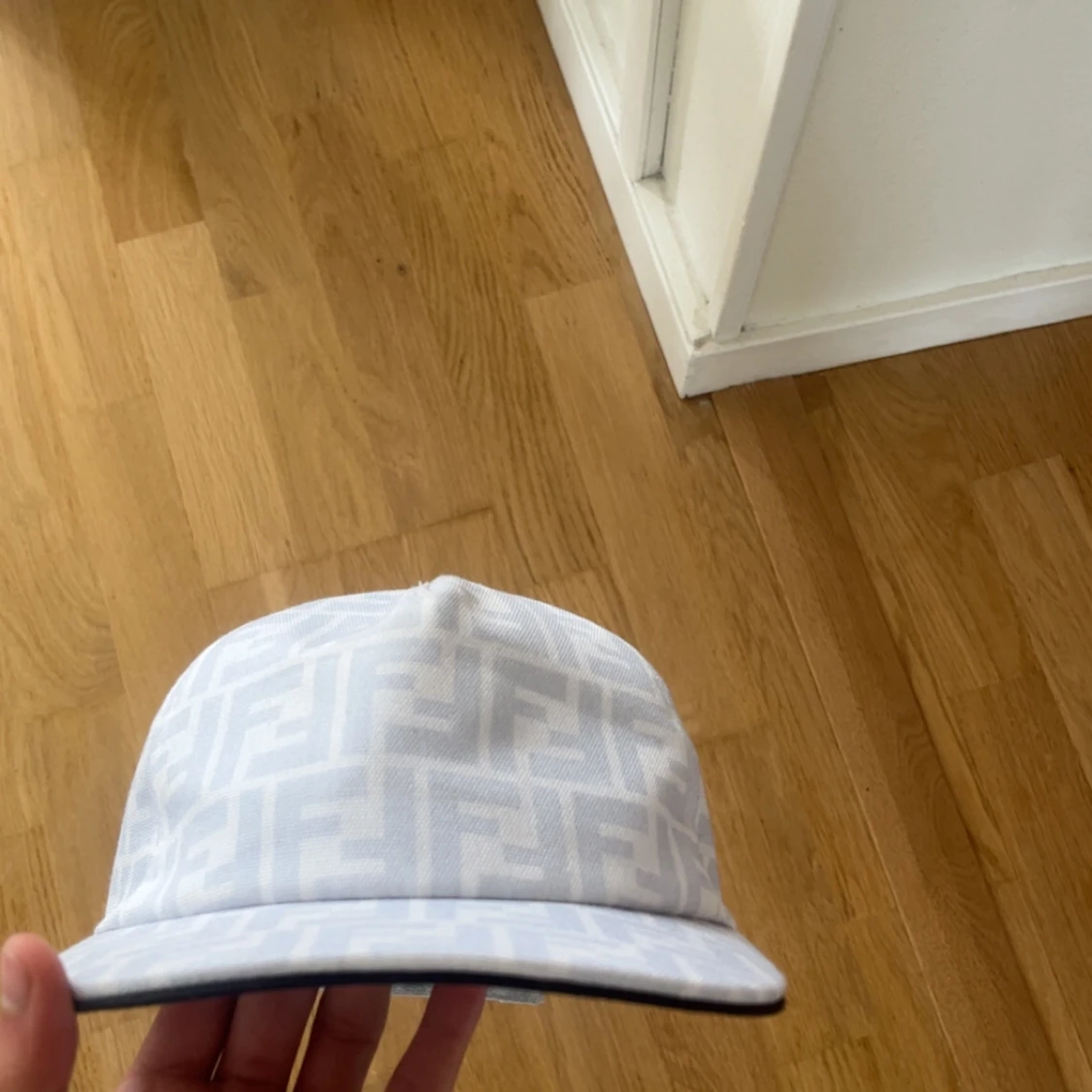 Vit Fendi keps med logomönster - 2