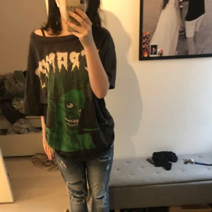 Gråsvart the cramps tröja🔥 - Ganska oversize, det står storlek S men skulle säga L eller ksk till och med XL.