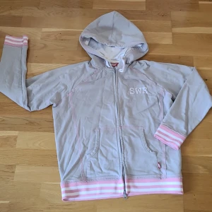 Kofta - Vintage grå huvtröja från SWE. Luvans material är silke. Det står storlek XL, men den passar mig som har S. Kan fraktas 😊