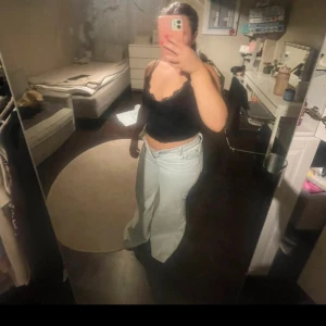 Blå midwaist Jeans - blå jeans som är midwaist helt nya med bootcut!!