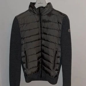 Mörkgrå dunväst från Moncler - Snygg mörkgrå cardigan från moncler , köpt på merchsweden för länge sen. 