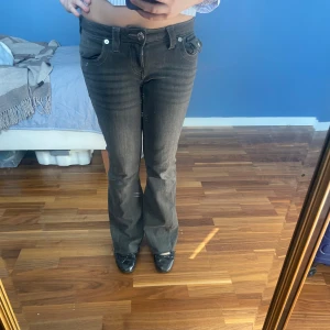 True religion jeans - Jättesnygga jeans från True Religion som är slutsålda. Har klippt av de så de passar mig perfekt som är 160cm. Fråga om du vill ha fler bilder🥰