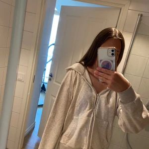 Beige hoodie med dragkedja och huva - Mysig beige hoodie från med dragkedja framtill, huva med snörning och två stora fickor, långärmad och skön.