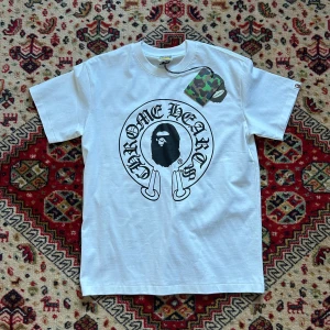 Tshirt bathing ape - Fet vit tshirt från bape!!! Bra tshirt material. Tjock o bra kvalitet. Tjock krage. Bra tshirt. Önskar jag kunde använda den men den e för liten🥀inte använd btw