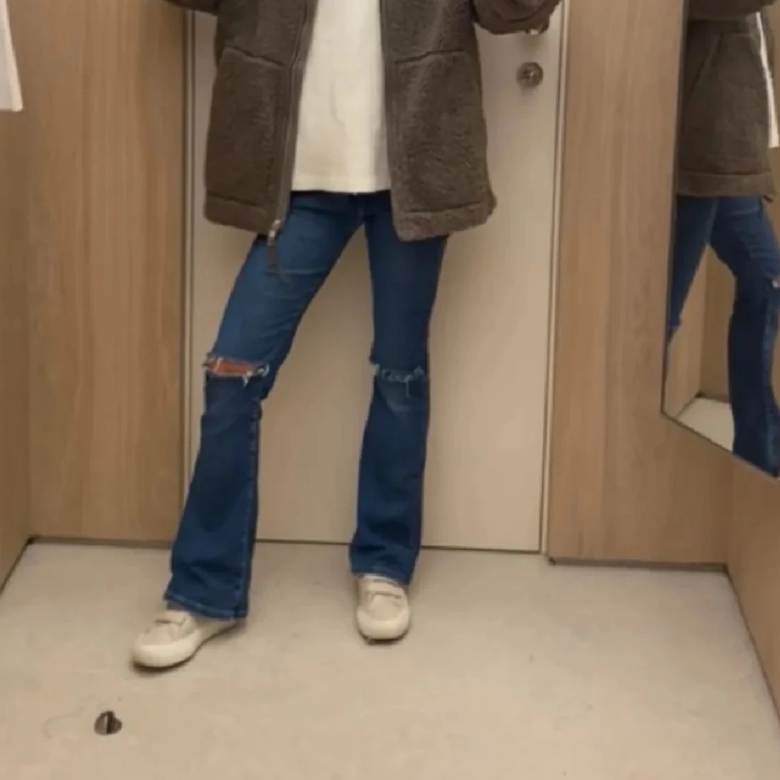 mörkblå  low flare jeans - 1