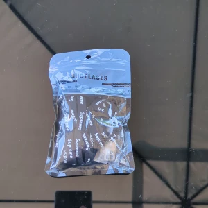 Svarta och vita skosnören - Skosnören i svart med vit logga tryckt längs hela snöret. Perfekt för att ge dina sneakers en hypebeast-touch. Kommer i originalförpackning och inkluderar metalltag som tillhör airforce 1s med Snygg accessoar för dig som vill sticka ut.