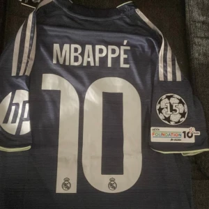 Real Madrid Mbappé matchtröja marinblå - Storlek m. Det är samma tröja som jag har uppe på mina sida bara att denna kommer med fri frakt 🚚 