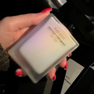Narciso Rodriguez Pure Musc parfym - Säljer en stilren parfymflaska från Narciso Rodriguez, Pure Musc for her. Flaskan är rektangulär med frostat vitt glas och minimalistisk svart text. Doften är känd för sin rena, mjuka och sensuella karaktär. Perfekt för dig som gillar eleganta och moderna parfymer.